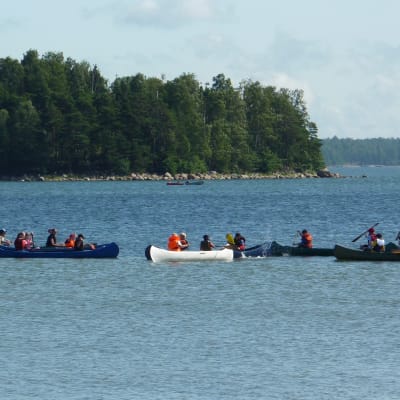 Scouter i båtar i Syndalen sommaren 2009.