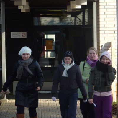 studerande kommer ut från västra nylands folkhögskola
