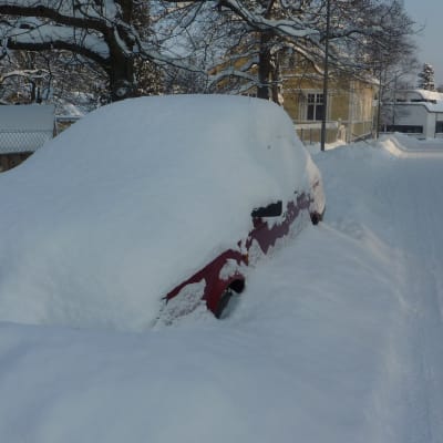 Insnöad bil i Ekenäs