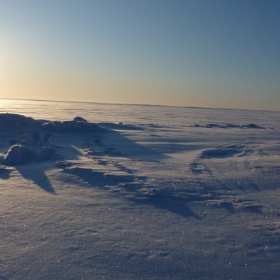 Is- och snötäckt hav vid Vallgrunds sjöbevakningsstation.
