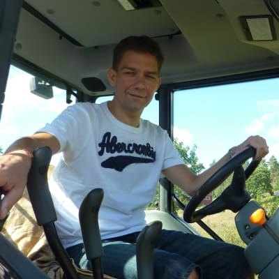 Riksdagsledamot Thomas Blomqvist på sitt jordbruk i Tenala.