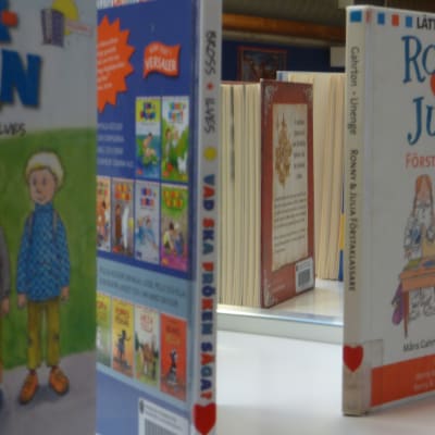 Barnböcker på bibliotekshylla