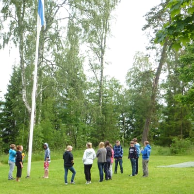 Dagarna på actionlägret på Grantorp börjar med att flaggan hissas.