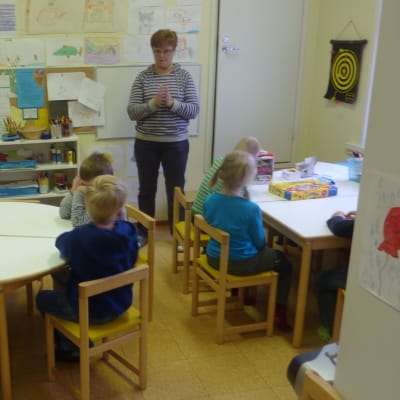 Förskolebarn i Västankvarn lyssnar på specialbarnträdgårdslärare Sonja Forsberg.