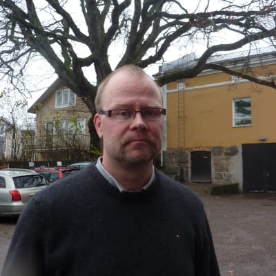 Jyrki Hakkarainen har nu befriats från tjänsten som utvecklingsdirektör i Raseborg.