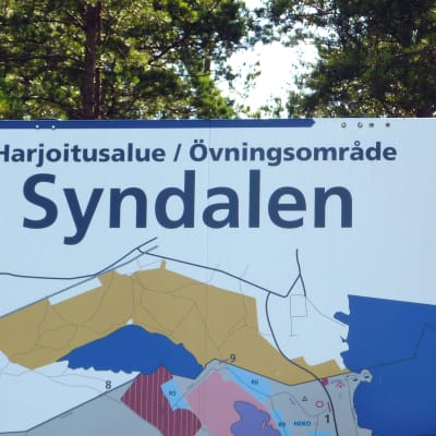 Platsbeskrivande skylt över övningsområdet i Syndalen i Hangö.