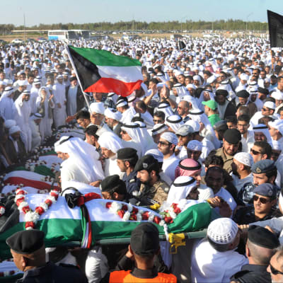 En del av de tusentals personer som deltog i begravningen av dödsoffren från terrordådet i en moské den 26 juni.