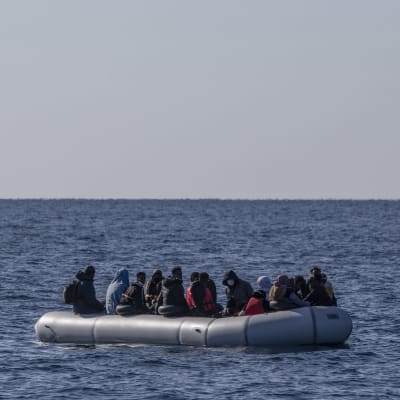 Människor på flykt har skuffats ut till Egeiska havet av grekisk kustbevakning.