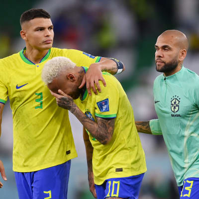 Thiago Silva ja Dani Alves lohduttavat Neymaria.
