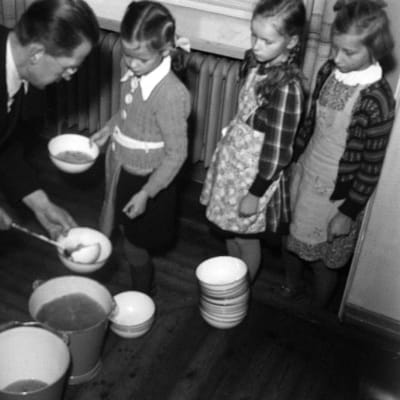 Lapsia ruokailemassa Lauttasaaren koulussa vuonna 1943.