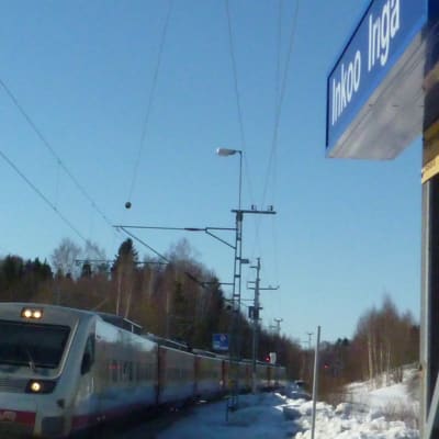 Pendolinotåg susar förbi Ingå station.