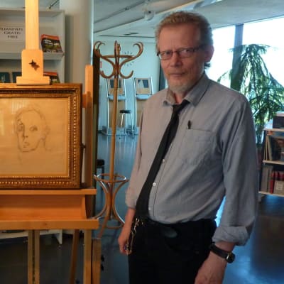 Katarina Andersson och Dan Holm visar upp tavlan som nu finns på Österbottens Museum