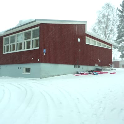 Snön faller vit över Degerby skola i Ingå.