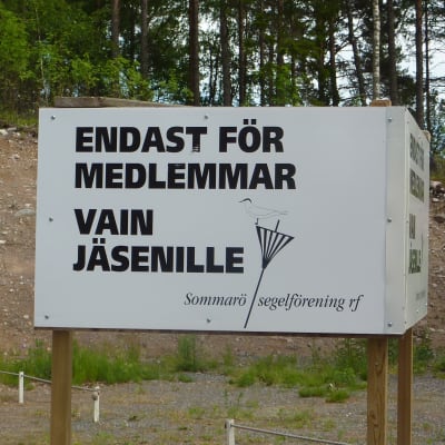 Skylt vid parkering där det står att parkeringen är endast för medlemmar.