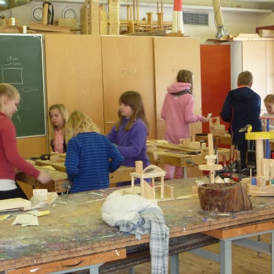 Barn i ett klassrum i Kyrkfjärdens skola i Ingå. Barnen har slöjdlektion.