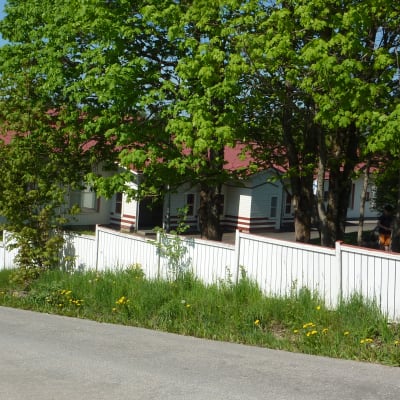 Knattebo i Ingå fotat från vägen.