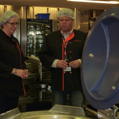 Områdeschef Nina Virta och kosthålls- och städservicechef Jere Jantunen i köket i Perttilän koulu i Lojo.