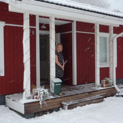 Lena Holmström, utanför sitt hus i Hangö.