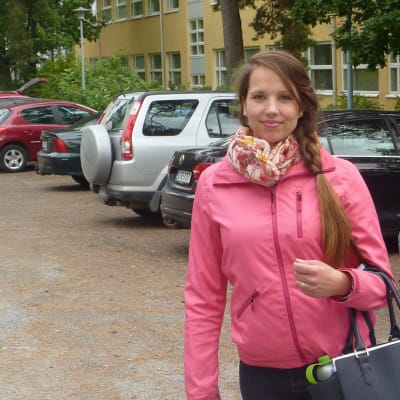Diana Lundström studerar till närvårdare och hoppas att regeringen inte sparar bort alla lönetillägg.