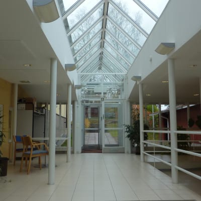 Skolkorridor i Kyrkfjärdens skola, nya delen.