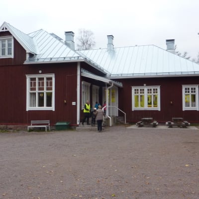 Ett rött trähus ute på landsbygden. Det är Västankvarns skola i Ingå.