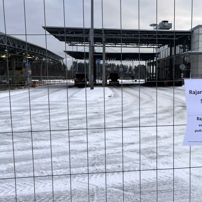 Kevyt aita Vaalimaan rajanylityspaikalla ja siinä lappu, missä kerrotaan, että rajanylityspaikka on suljettu.