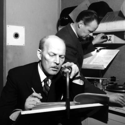 Eero Leväluoma ja teknikko Fröjdman Yleisradion studiossa vuonna 1949.