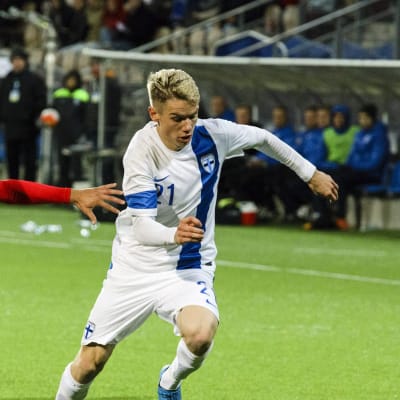 Suomen Robert Taylor jalkapallon alle 21-vuotiaiden miesten EM-karsintaottelussa Suomi - Azerbaidzhan Helsingissä 7. lokakuuta 2016.