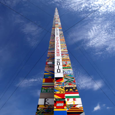 Världrekordet för höga legotorn har ibland slagits flera gånger per år. Tornet på bilden byggdes i Tyskland år 2010 pch var 30,76 meter högt.