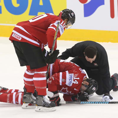 Alex Burrows jouti polvitaklauksen uhriksi Italia-ottelussa.