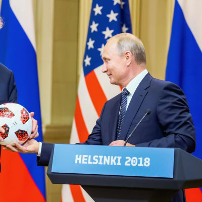 Putin ojentaa Trumpille pallon
