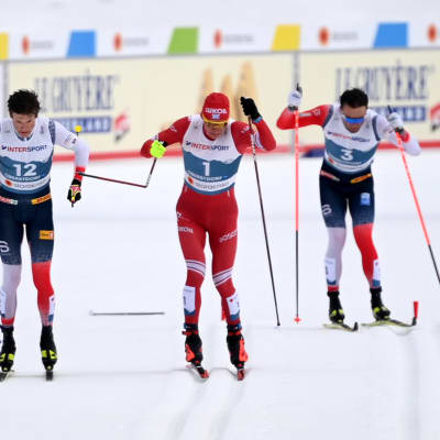 Aleksandr Bolshunovin sauva katkeaa loppusuoralla 50 kilometrillä.