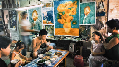 lunch i ateljé i byn Dafen i Shenzhen i Kina där van Goghs konst kopieras