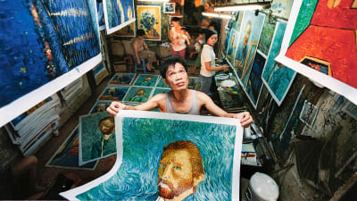 Zhao som kopierar van Gogh visar upp målning i studio i Kina, i Shenzhen