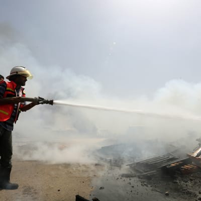 Släckningsarbete efter israelisk beskjutning av Gaza.