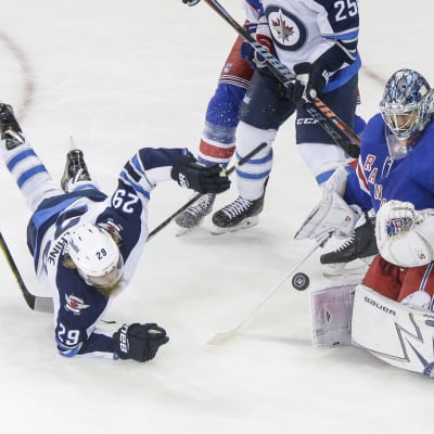 Henrik Lundqvist räddar Patrik Laines skott.