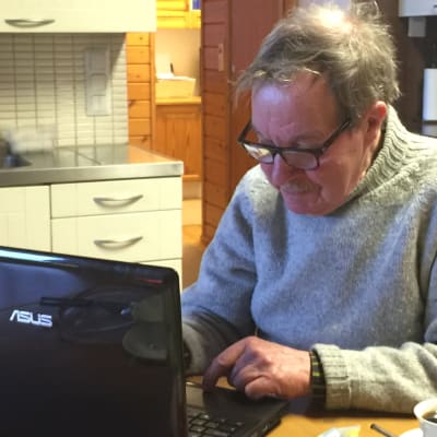 Luoteis-Kuhmon kyläverkko -osuuskunnan hankepäällikkö Philip Donner istuu kannettavan tietokoneen äärellä.