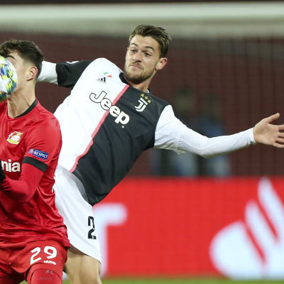 pallosta taistelevat Bayer Leverkusenin Kai Havertz (vas.) ja Juventuksen Daniele Rugani