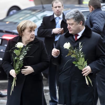 Ukrainas president Petro Porosjenko avbröt sitt besök i Tyskland på grund av det förvärrade läget i östra Ukraina. Porosjenko lade ner en krans vid platsen för terrordådet i Berlin nyligen tillsammans med förbundskansler Angela Merkel
