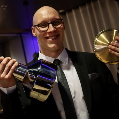 Matti Mattsson med sina pris efter att ha blivit vald till Årets idrottare.