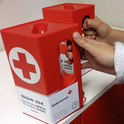 Röda Korsets insamlingsbössor. 