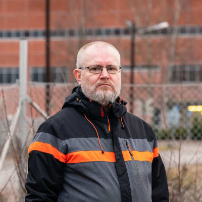 entinen työministeri Jari Lindström Voikkaan tehtaan pihassa