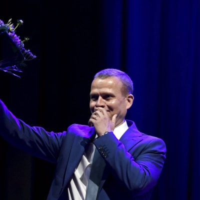 Petteri Orpo berörd efter att ha blivit omvald. 