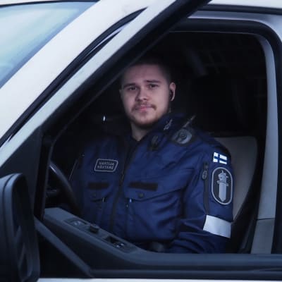 Vartina Niko Myyry istuu poliisiautossa kuskin paikalla.