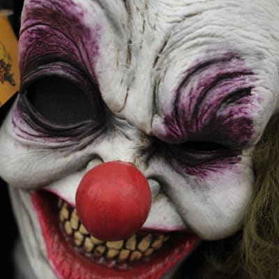 Skrämmande clownmask i närbild.
