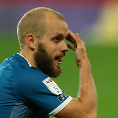 Teemu Pukki sitter på gräset.