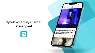På bilden en telefon. På skärmen visas en nyhet i Yle-appen.