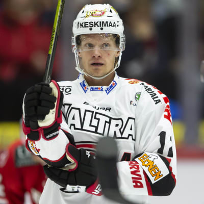 Jani Tuppurainen flyttar på sitt armbågsskydd.