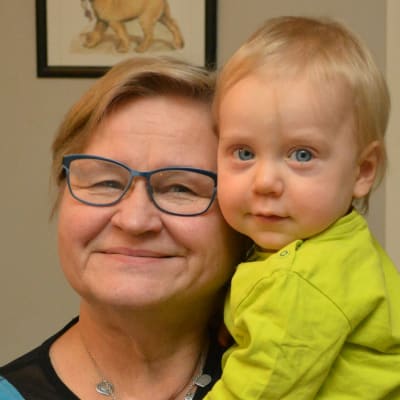 Tuulia Tahvonen sylissään Nooa Salo.