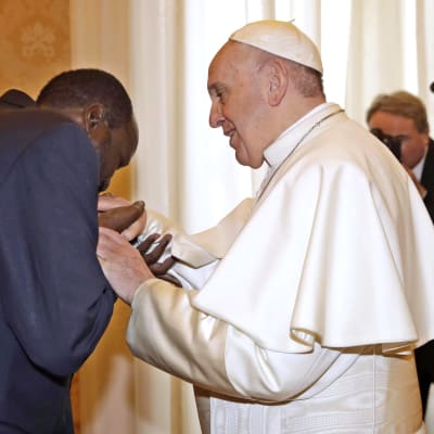 Sydsudans president Salva Kiir Mayardit kysser påve Franciskus ring.